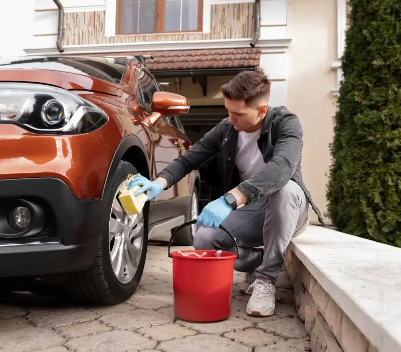 Lavage auto à domicile Fourneaux : professionnel intervenant sur un véhicule
